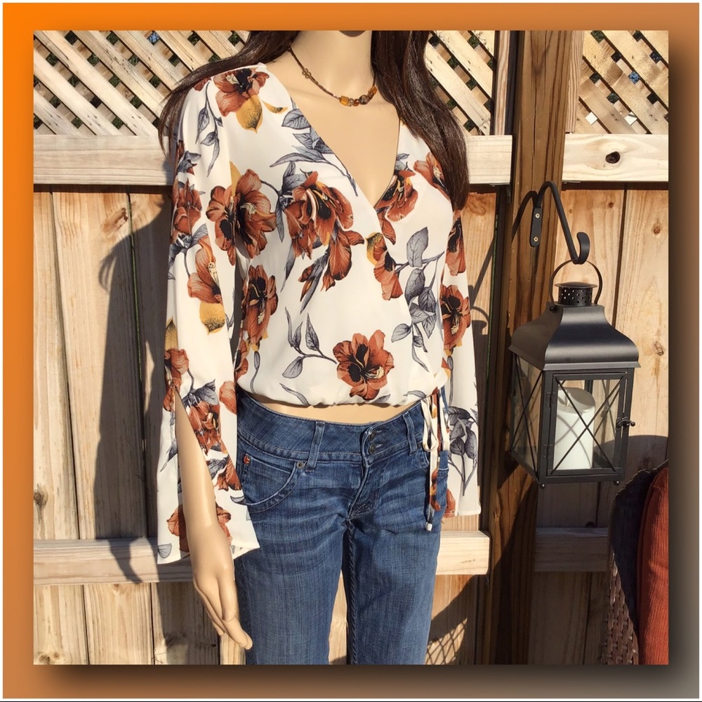 FLORAL SPLIT SLEEVES & SURPLICE TOP - Picture 2 of 8